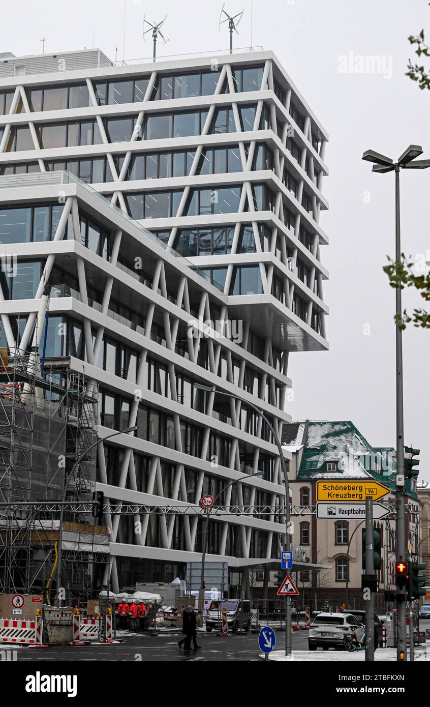 Berlin, Deutschland. Dezember 2023. Das Firmengebäude des Übertragungsnetzbetreibers 50Hertz Transmission GmbH in der Heidestraße. Aktionäre von 50Hertz sind die börsennotierte belgische Holdinggesellschaft Elia Group (80 Prozent) und die KfW Bankengruppe mit 20 Prozent. Quelle: Jens Kalaene/dpa/Alamy Live News Stockfoto