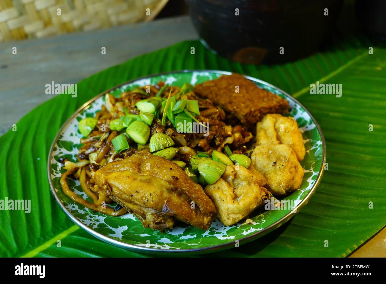 Mie Jowo oder Ein traditionelles indonesisches Nudelgericht mit gelben Nudeln, Huhn oder Rindfleisch, Gemüse und einer süßen und herzhaften Sauce. Lebensmittelfotografie. Stockfoto