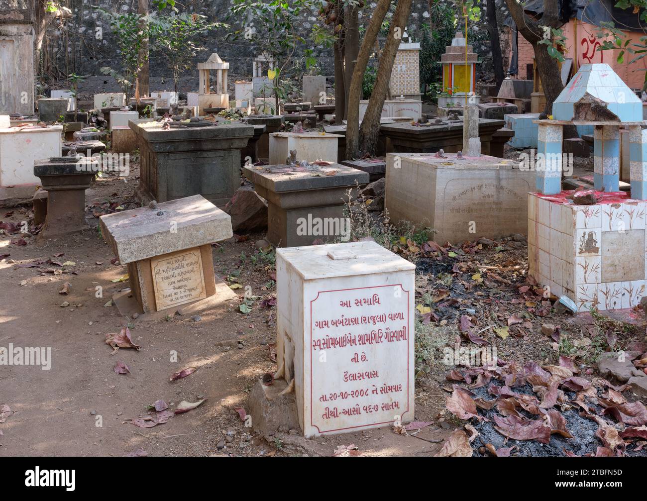 Gräber von Sadhus oder heiligen Männern aus der Goswami-Sekte des Hinduismus; auf Dashnami Goswami Akhara, einem Friedhof in Walkeshwar, Mumbai, Maharashtra, Indien Stockfoto