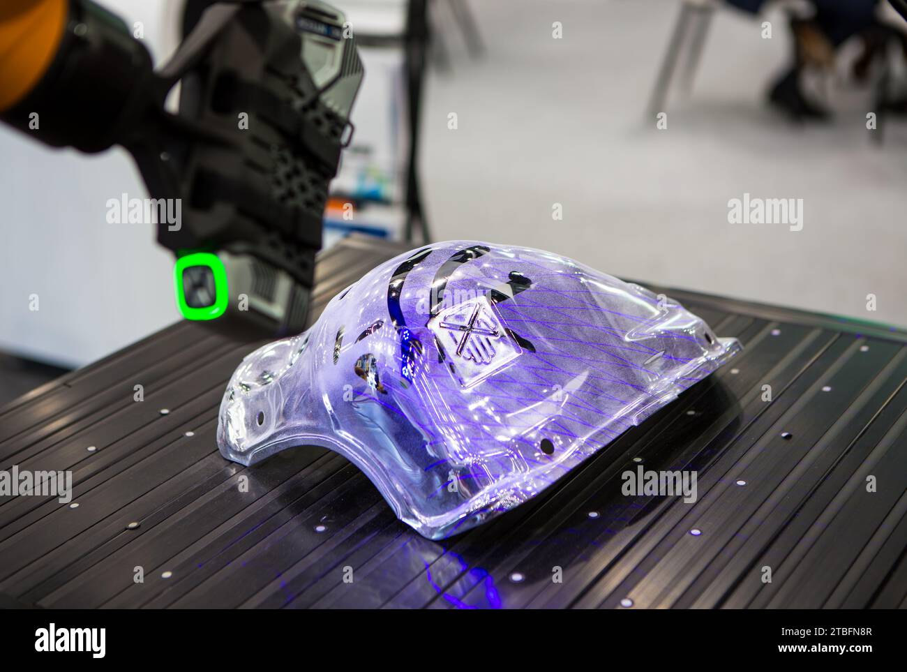 Automatisierte 3D-Messung. Roboter führt 3D-Scan am Werkstück durch. Industrielle Fertigung. Stockfoto