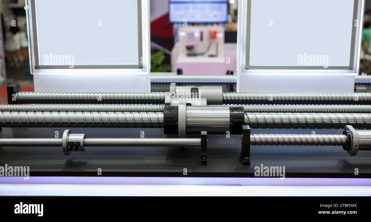 Kugelgewindeteile für CNC-Werkzeugmaschinen. Industrielle Fertigungsmaschine. Stockfoto