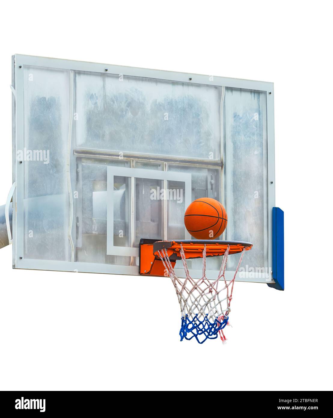 Basketballkorb mit Ball isoliert auf weißem Hintergrund Stockfoto
