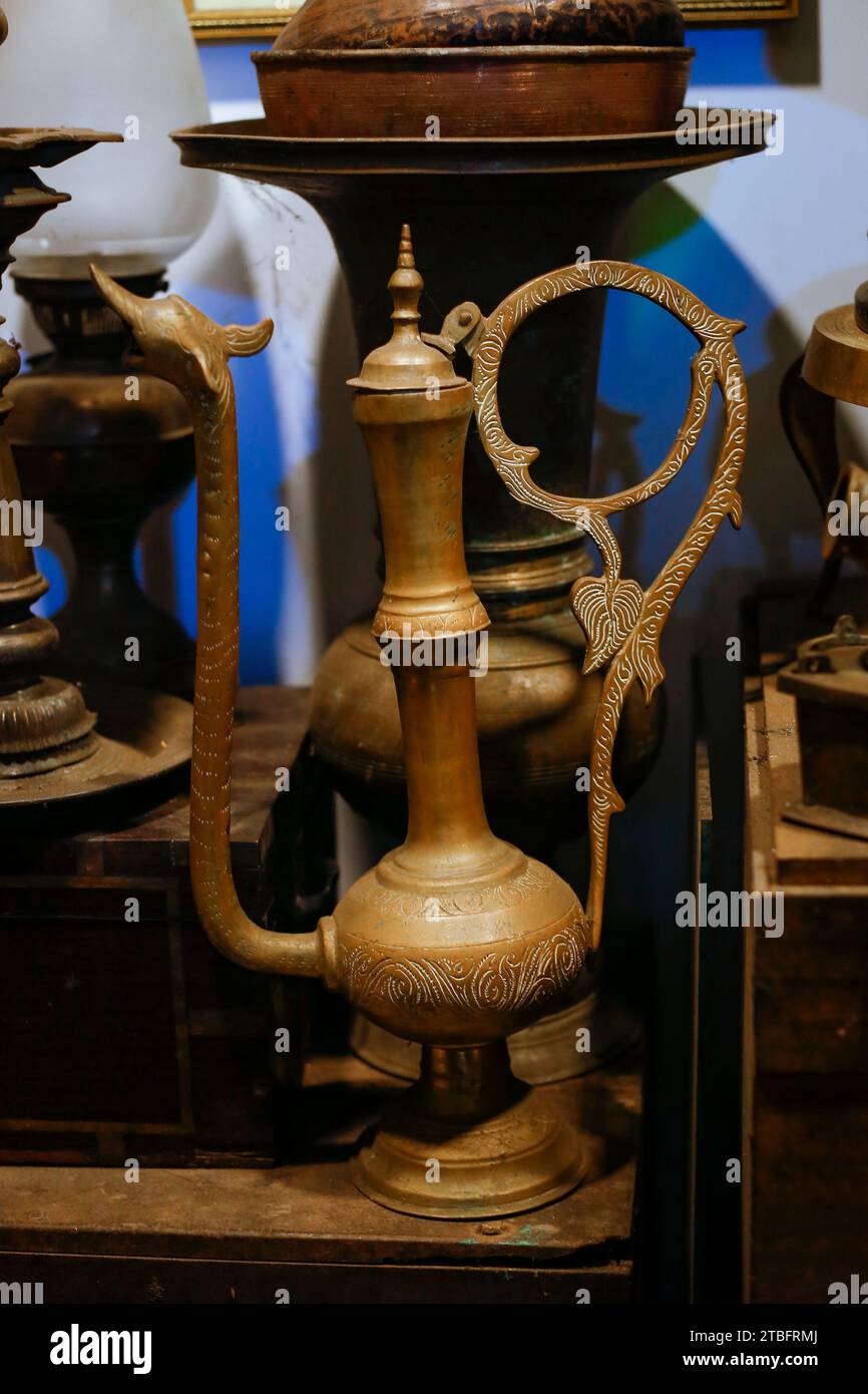 Kupfer- und Messinggegenstände, die von Königen und Bürgern in Sri Lanka vor der Unabhängigkeit verwendet wurden. Diese Kupfer- und Messingmetallprodukte sind mehr als 100 Stockfoto