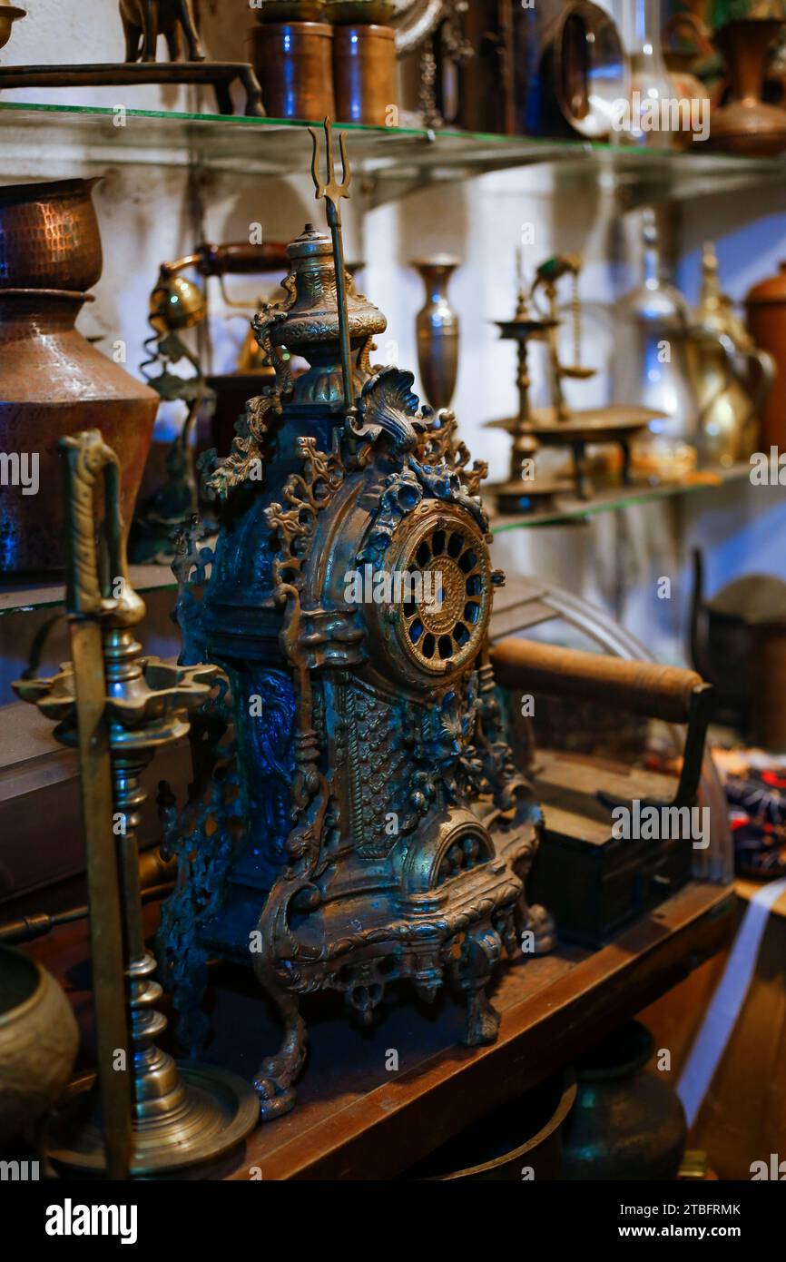 Kupfer- und Messinggegenstände, die von Königen und Bürgern in Sri Lanka vor der Unabhängigkeit verwendet wurden. Diese Kupfer- und Messingmetallprodukte sind mehr als 100 Stockfoto