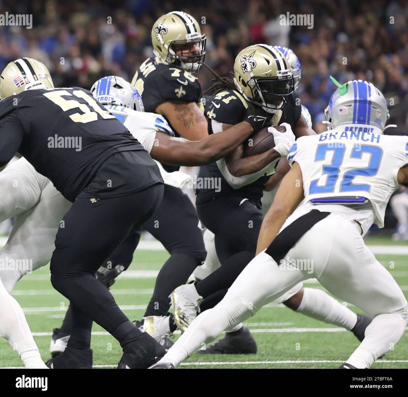 New Orleans, USA. Dezember 2023. New Orleans Saints Running Back Alvin Kamara (41) versucht, zwischen Detroit Lions Linebacker Jack Campbell (46) und Safety Brian Branch (32) während eines Spiels der National Football League im Caesars Superdome in New Orleans, Louisiana, am Sonntag, den 3. Dezember 2023, durchzulaufen. (Foto: Peter G. Forest/SIPA USA) Credit: SIPA USA/Alamy Live News Stockfoto