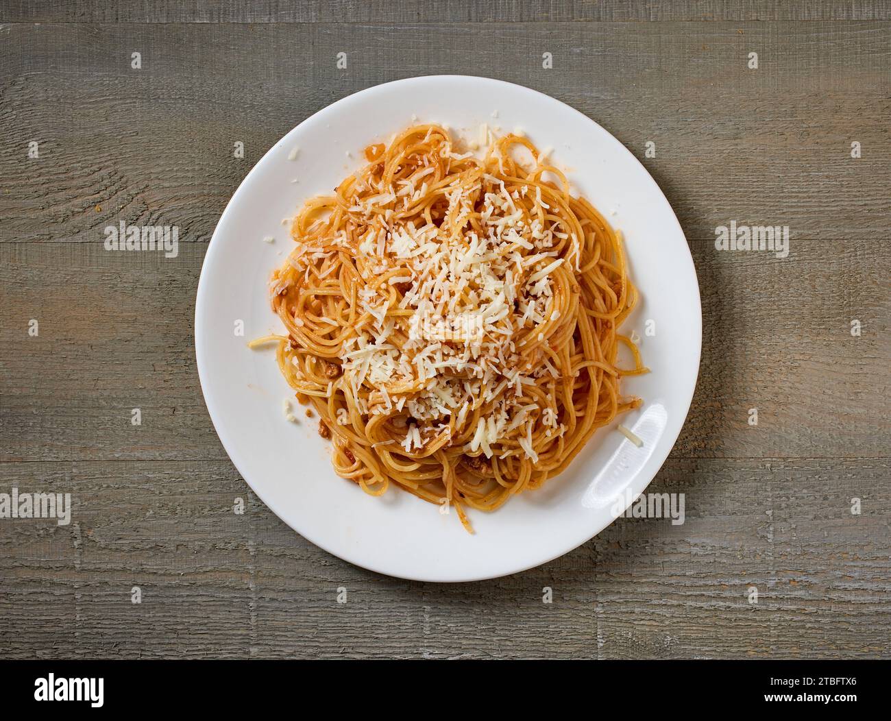 Teller mit Spaghetti mit Bolognese-Sauce auf hölzernem Kitcen-Tisch, Blick von oben Stockfoto