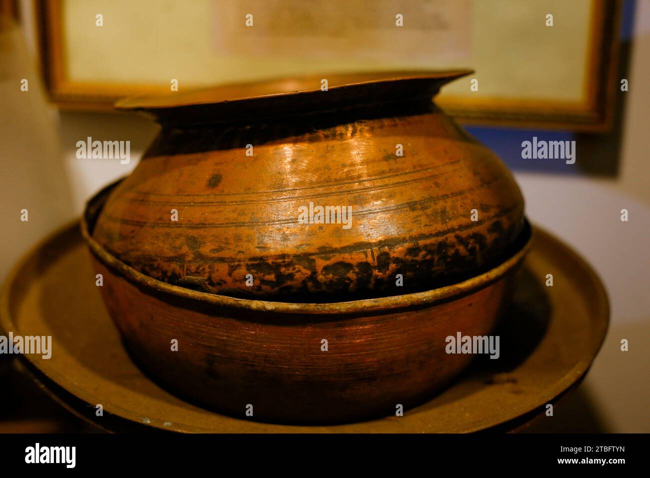 Kupfer- und Messinggegenstände, die von Königen und Bürgern in Sri Lanka vor der Unabhängigkeit verwendet wurden. Diese Kupfer- und Messingmetallprodukte sind mehr als 100 Stockfoto