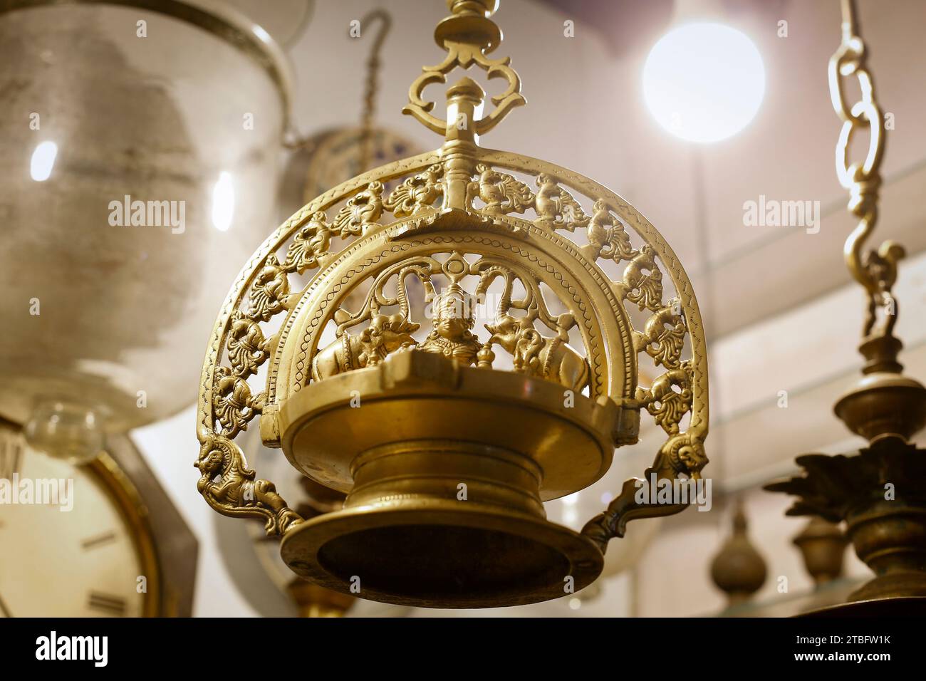 Kupfer- und Messinggegenstände, die von Königen und Bürgern in Sri Lanka vor der Unabhängigkeit verwendet wurden. Diese Kupfer- und Messingmetallprodukte sind mehr als 100 Stockfoto