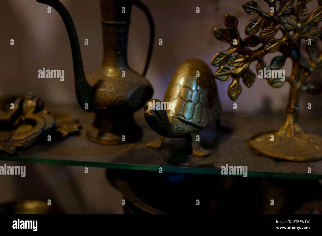 Kupfer- und Messinggegenstände, die von Königen und Bürgern in Sri Lanka vor der Unabhängigkeit verwendet wurden. Diese Kupfer- und Messingmetallprodukte sind mehr als 100 Stockfoto