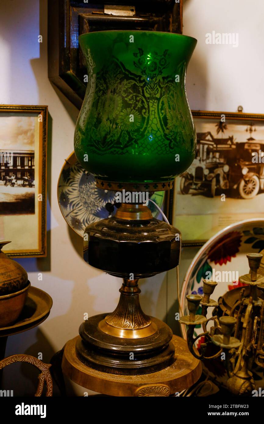 Kupfer- und Messinggegenstände, die von Königen und Bürgern in Sri Lanka vor der Unabhängigkeit verwendet wurden. Diese Kupfer- und Messingmetallprodukte sind mehr als 100 Stockfoto