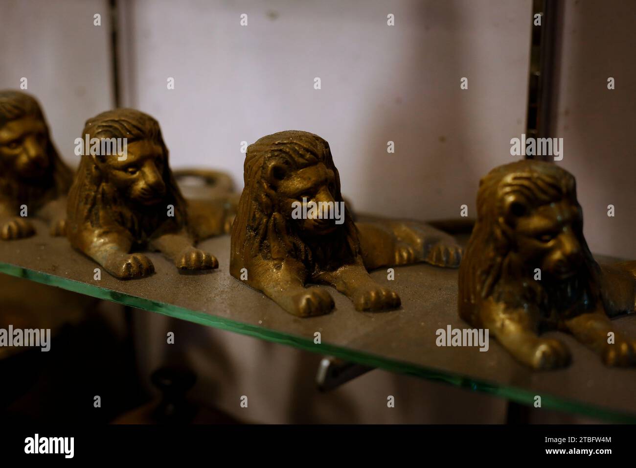 Kupfer- und Messinggegenstände, die von Königen und Bürgern in Sri Lanka vor der Unabhängigkeit verwendet wurden. Diese Kupfer- und Messingmetallprodukte sind mehr als 100 Stockfoto