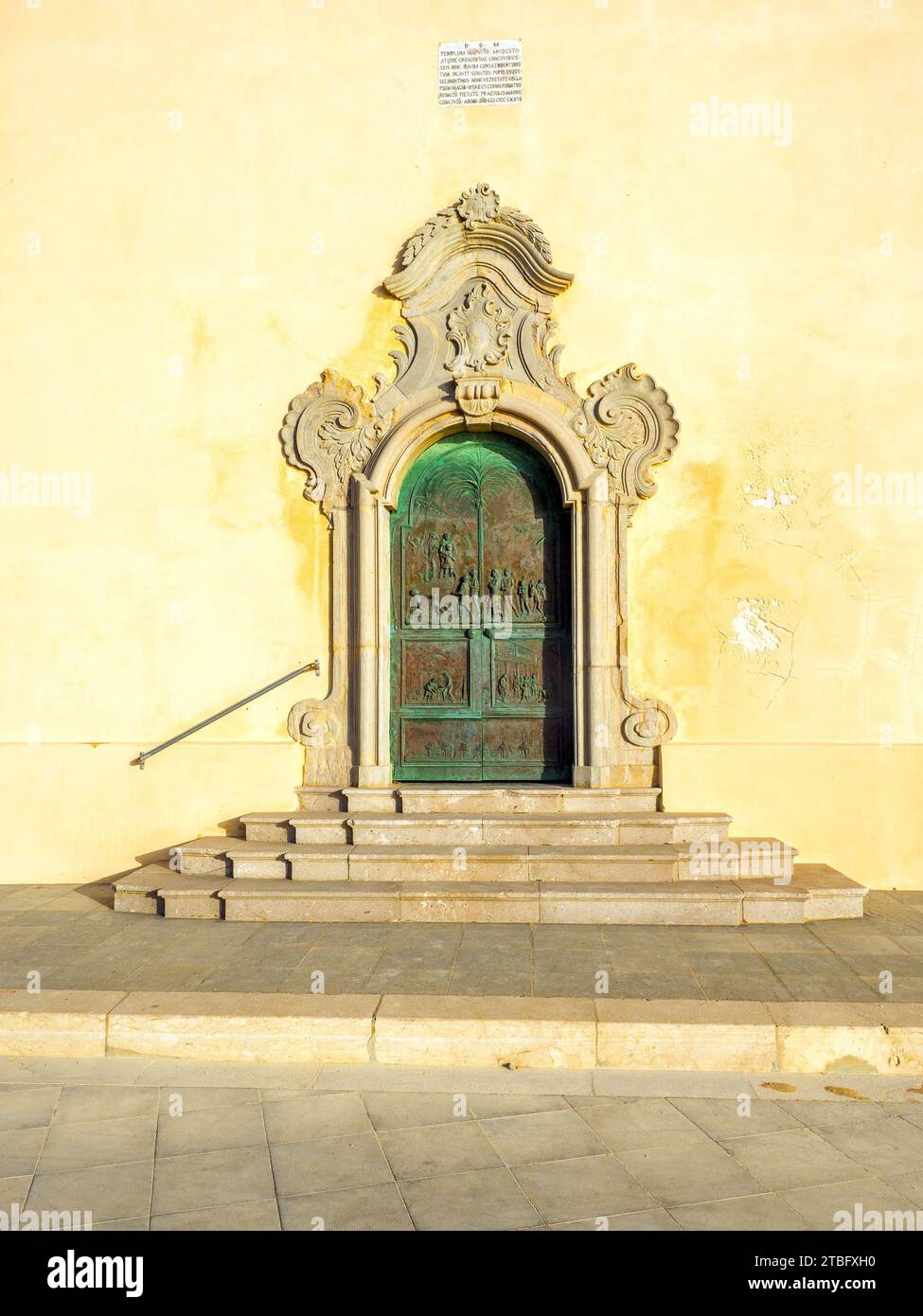 Tür des Santuario Diocesiano San Vito in riva di Mare (Diözesanheiligtum San Vito am Meer) - Mazara del Vallo, Sizilien, Italien Stockfoto