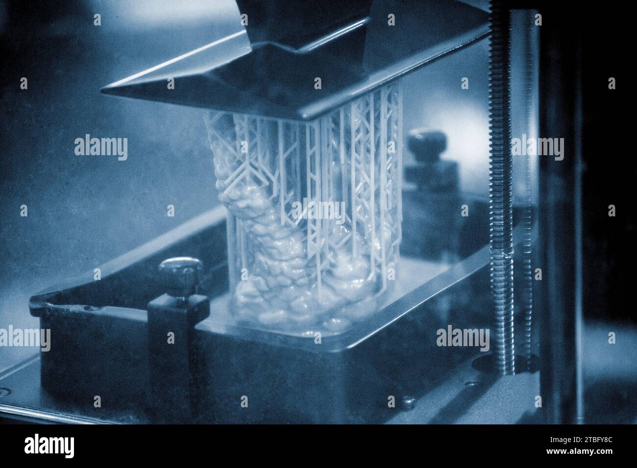 3D-Drucker-Arbeitsprozess. 3D-Druck. Stereolithographie-Photopolymerisierungs-SLA. Additive Fertigungstechnologie. Flüssige Materialien, harte Teile, Schichten erzeugen. 3D-Modell-UV-Polymerisation Stockfoto