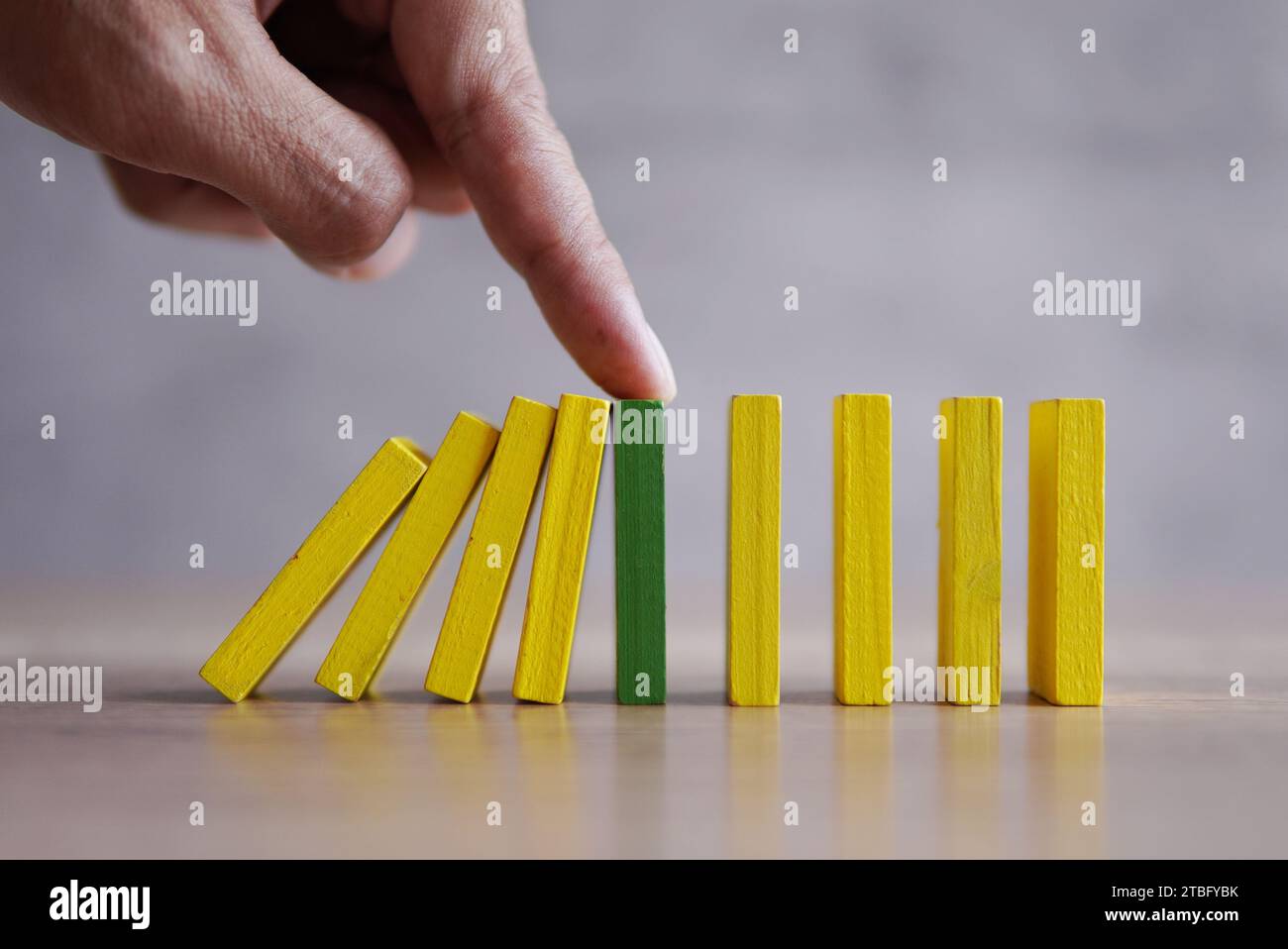 Domino-Effekt mit Fingerstoppung. Risikomanagement, Schutz, Intervention und Krisenkonzept. Stockfoto