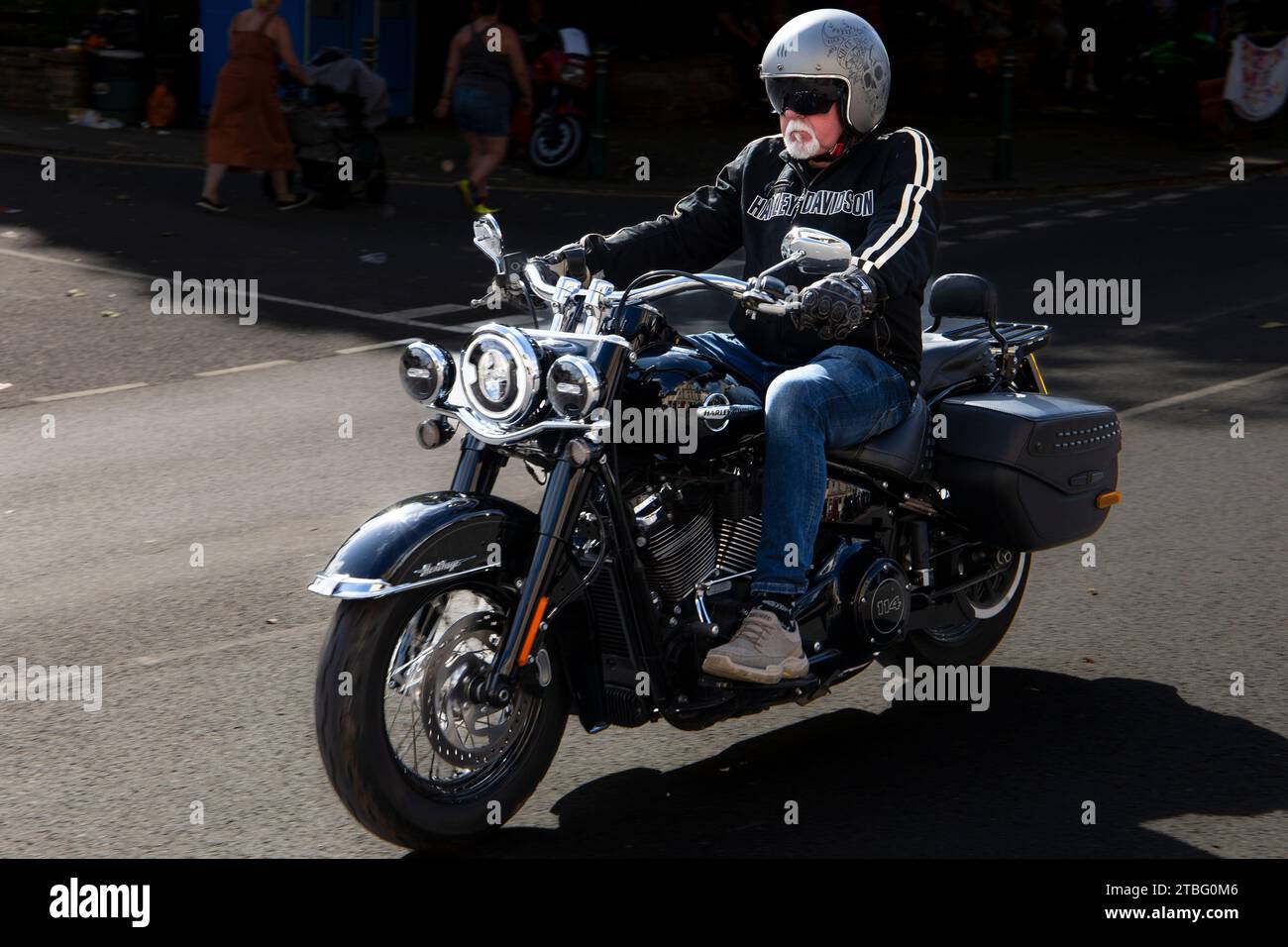 Biker mit weißem Spitzbart auf einem Harley Davidson Motorrad beim Calne Bike Meet im Juli 2023 Stockfoto