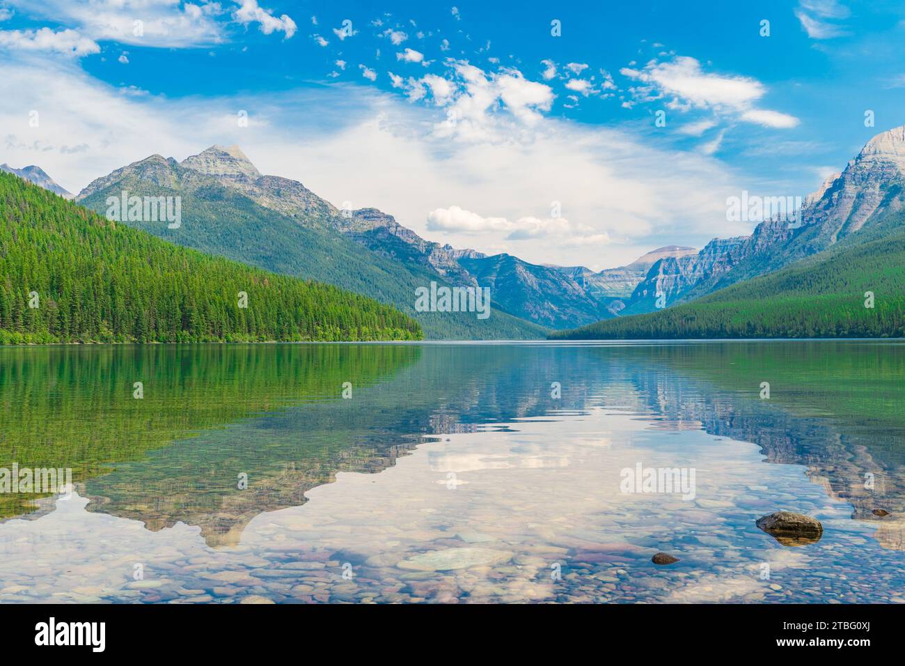 Eine idyllische Landschaft des Bowman Lake im Glacier National Park, Montana Stockfoto