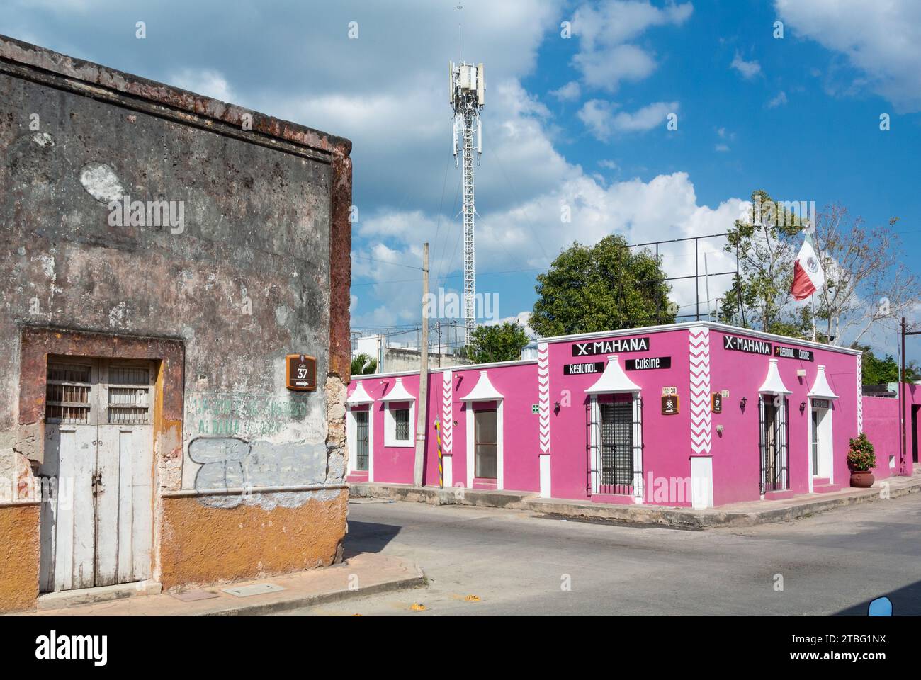 Valladolid, Yucatan, Mexiko, rosa Kolonialarchitektur auf der Straße, nur Editorial. Stockfoto