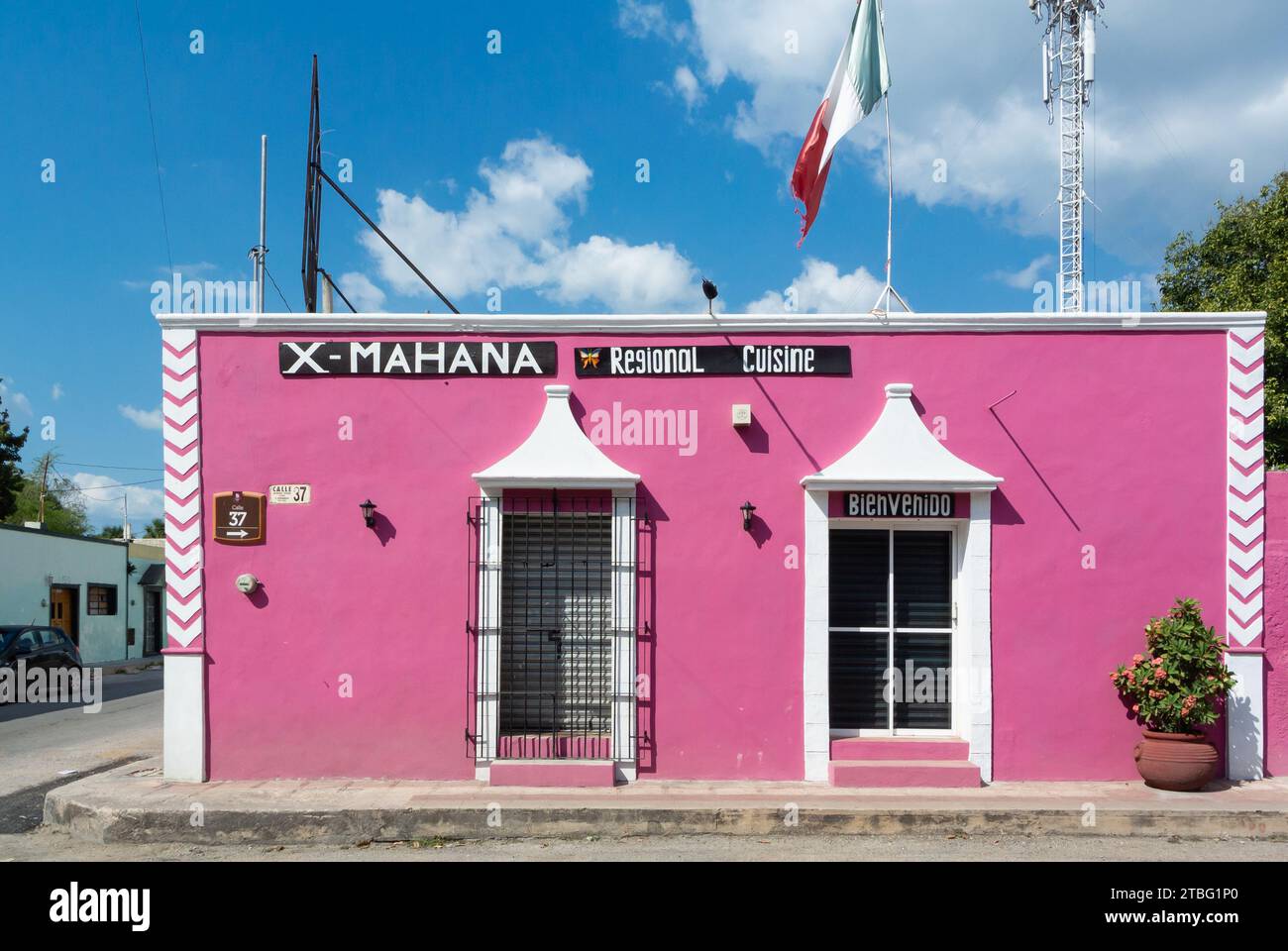 Valladolid, Yucatan, Mexiko, rosa Kolonialarchitektur auf der Straße, nur Editorial. Stockfoto