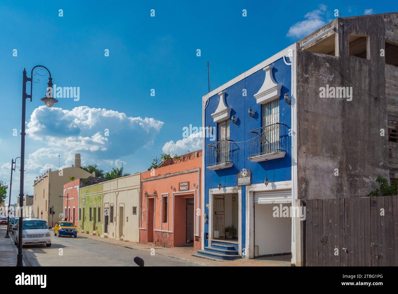 Valladolid, Yucatan, Mexiko, farbenfrohe Kolonialarchitektur auf der Straße, nur Editorial. Stockfoto