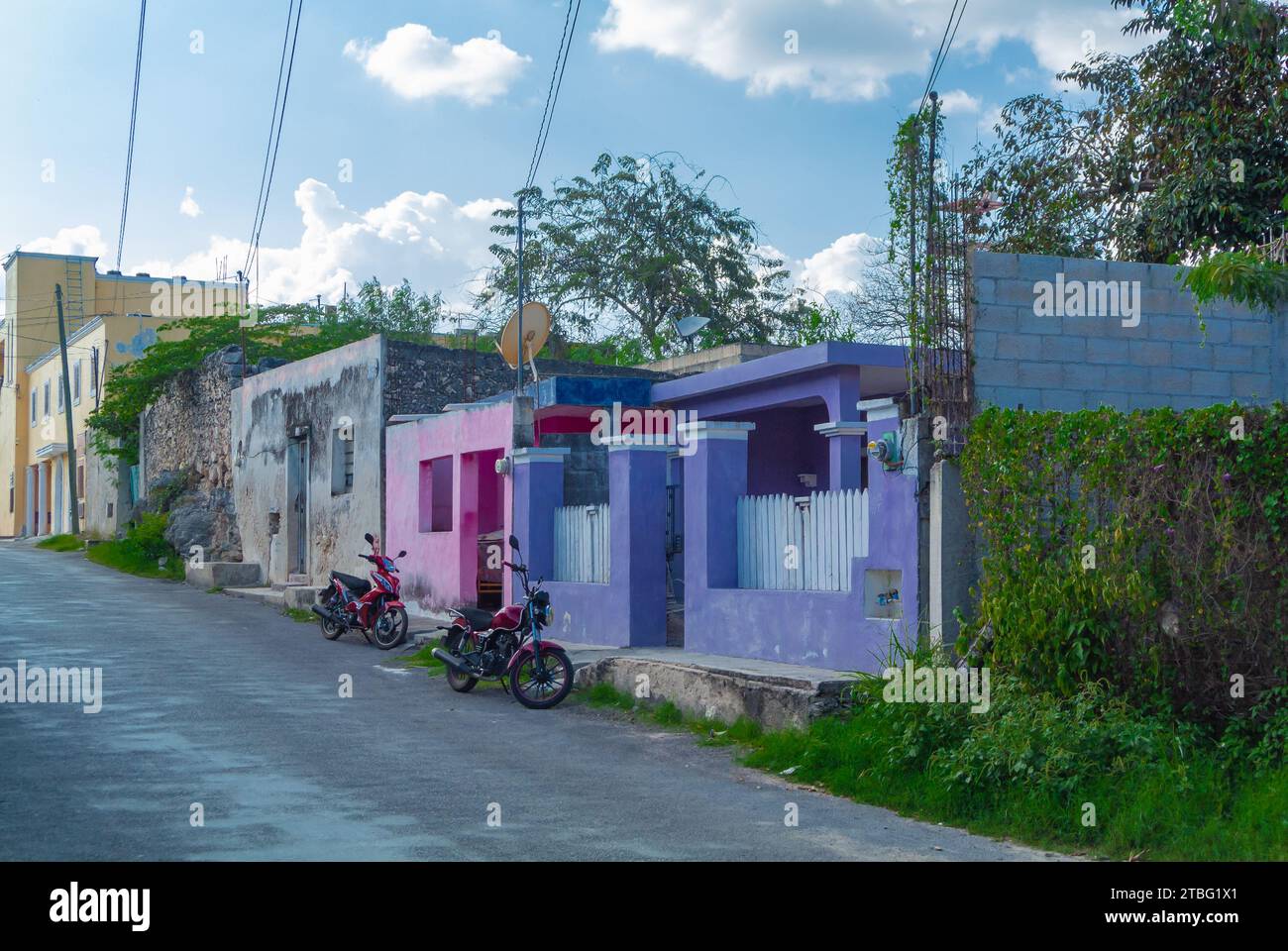 Valladolid, Yucatan, Mexiko, farbenfrohe Kolonialarchitektur auf der Straße, nur Editorial. Stockfoto