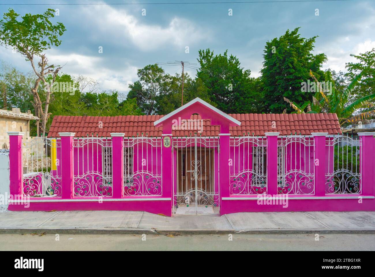 Valladolid, Yucatan, Mexiko, rosa Kolonialarchitektur auf der Straße, nur Editorial. Stockfoto