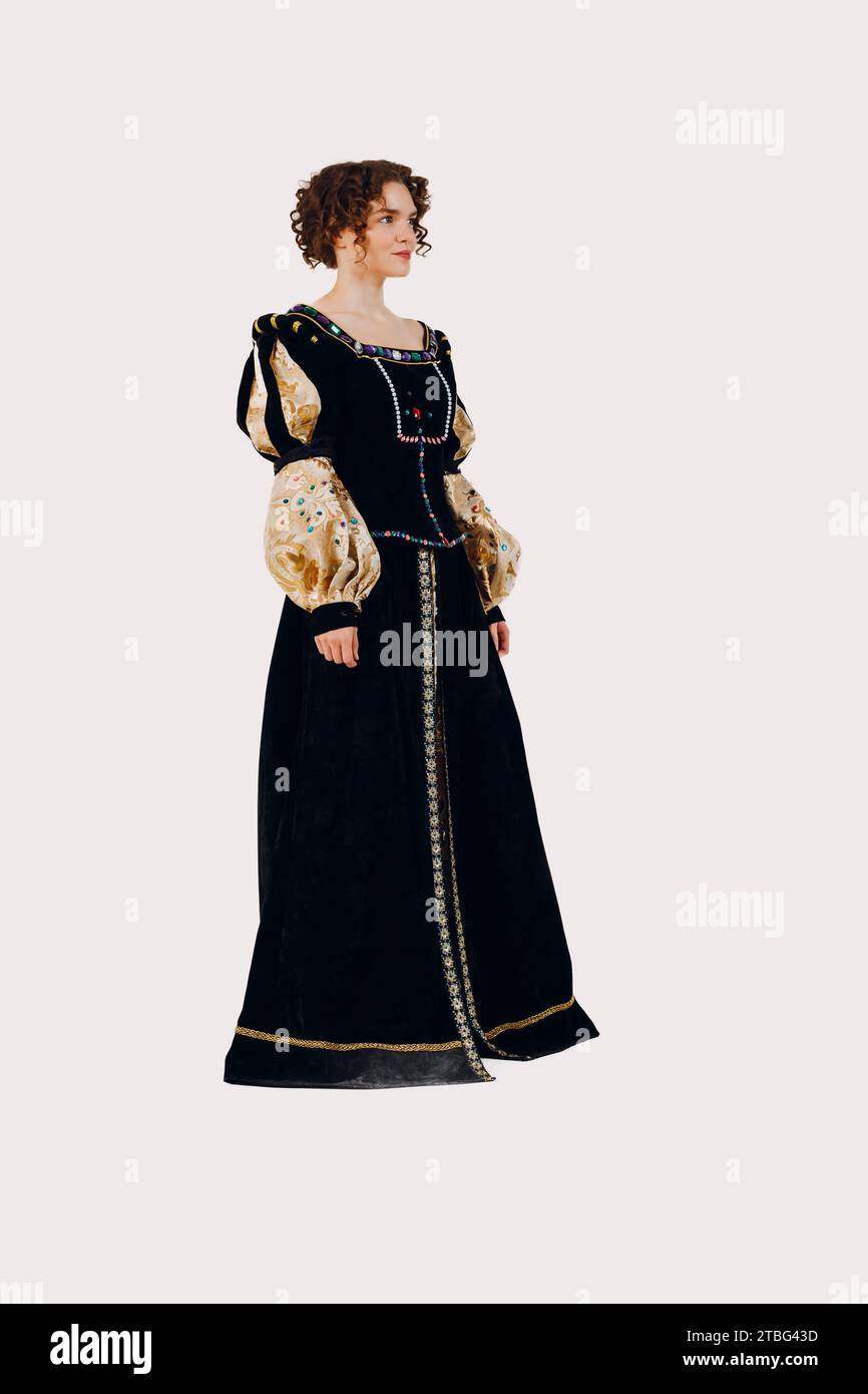 Porträt einer jungen Aristokratin in einem mittelalterlichen Kleid auf weißem Hintergrund. Seitenansicht Stockfoto