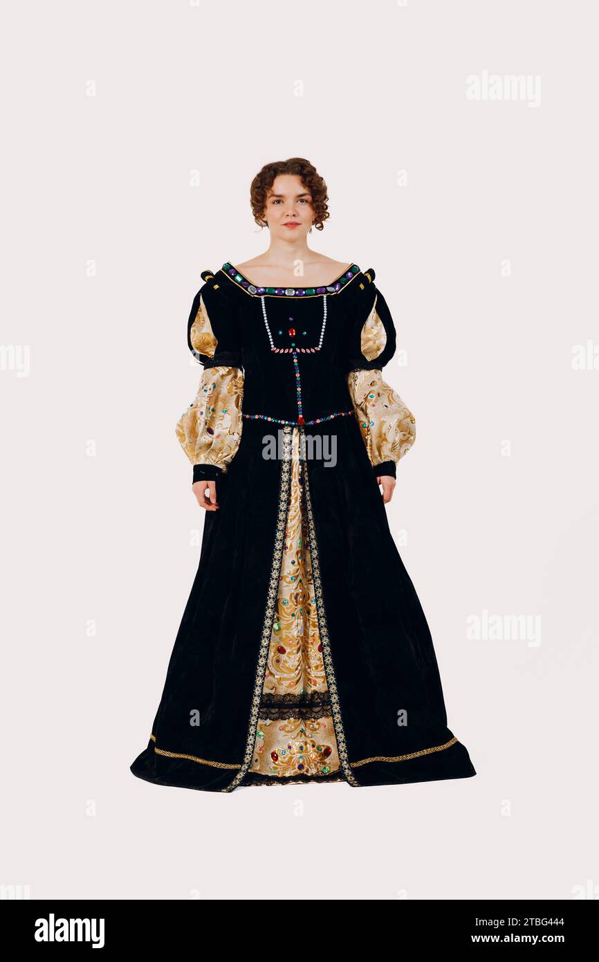 Porträt einer jungen Aristokratin in einem mittelalterlichen Kleid auf weißem Hintergrund. Vorderansicht Stockfoto