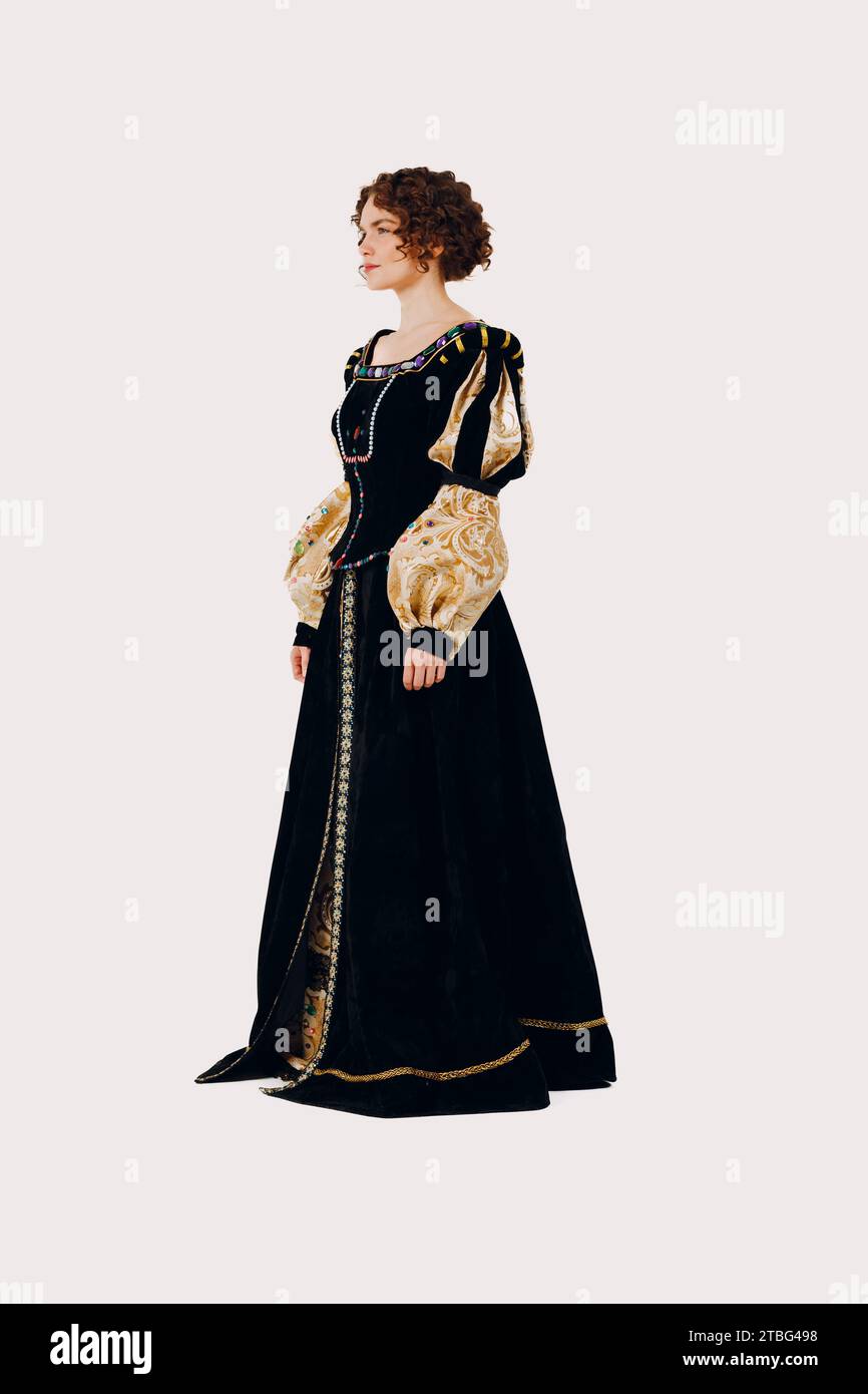 Porträt einer jungen Aristokratin in einem mittelalterlichen Kleid auf weißem Hintergrund. Seitenansicht Stockfoto