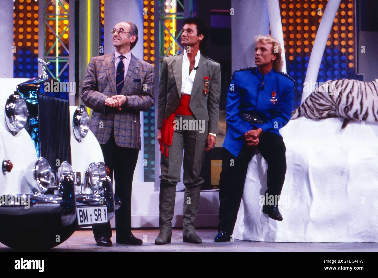 Mensch Meier, ARD Spielshow, 1987, Moderator Alfred Biolek mit seinen Gästen Siegfried und Roy, deutsch-amerikanischer Zauberkünstler. Stockfoto