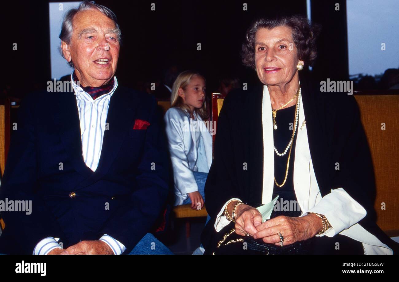 Berthold Beitz, einflussreicher deutscher Industrielle, Generalbevollmächtigter der Alfried Krupp von Bohlen und Halbach Stiftung, hier bei einer Veranstaltung mit Karin Elisabeth von Schaper, um 1992. Stockfoto