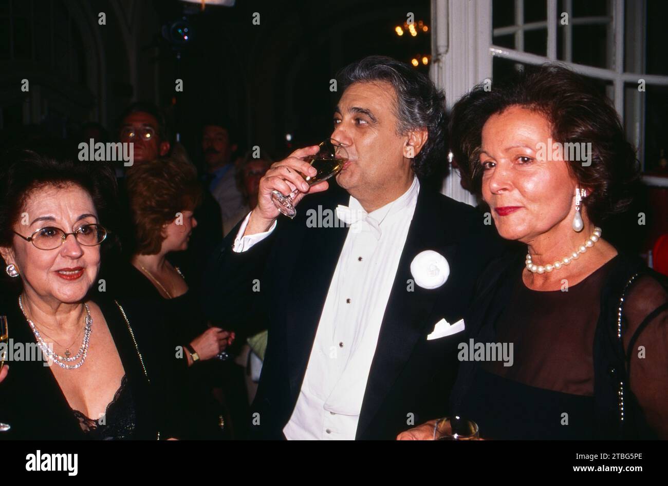 Marta Domingo mit Ehemann, Star-Tenor Placido Domingo und PR-Managerin Marietta Andreae, bei einer festlichen Veranstaltung, um 1998. Stockfoto