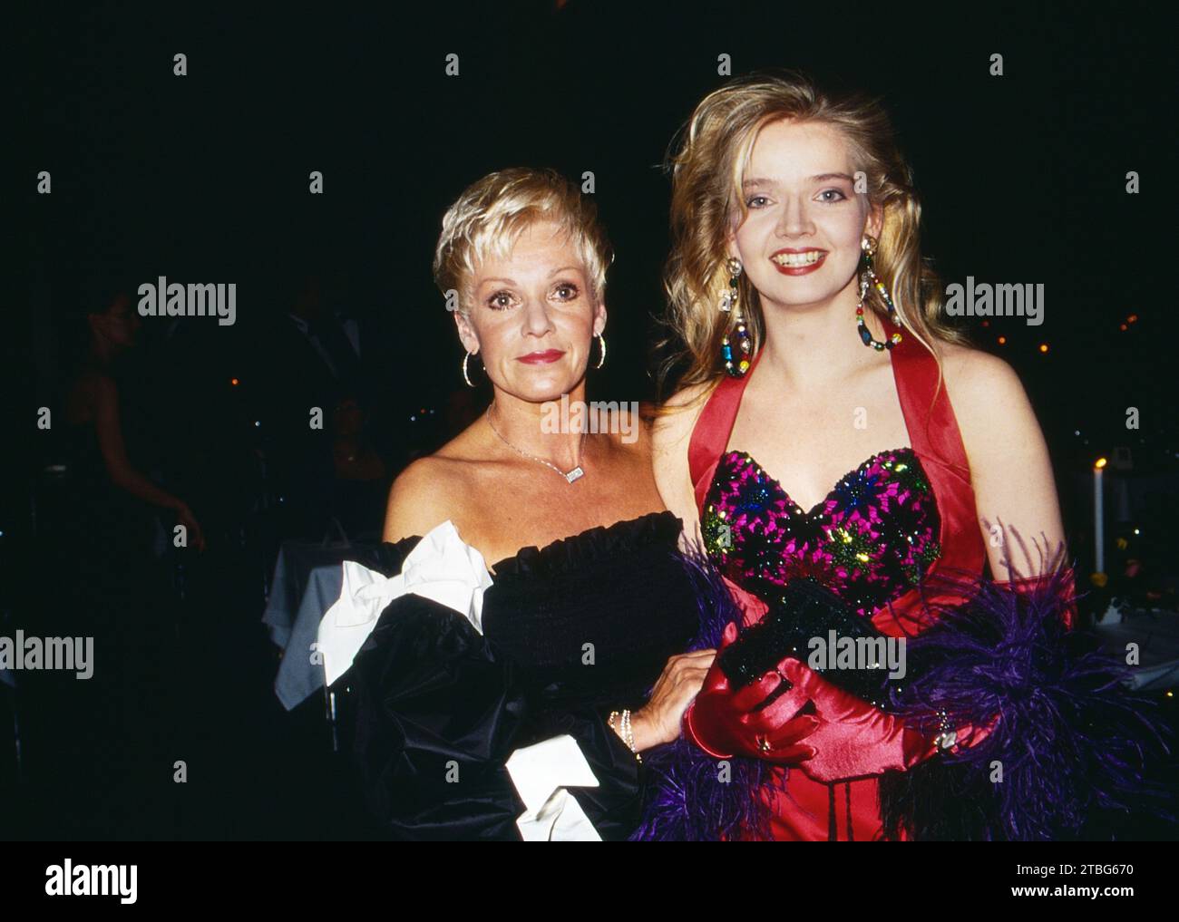 Schauspielerin Anita Kupsch mit Schauspiel-Kollegin Julia Biedermann, beide Spiele in der TV-Serie: Praxis Bülowbogen, Bild um 1996. Stockfoto