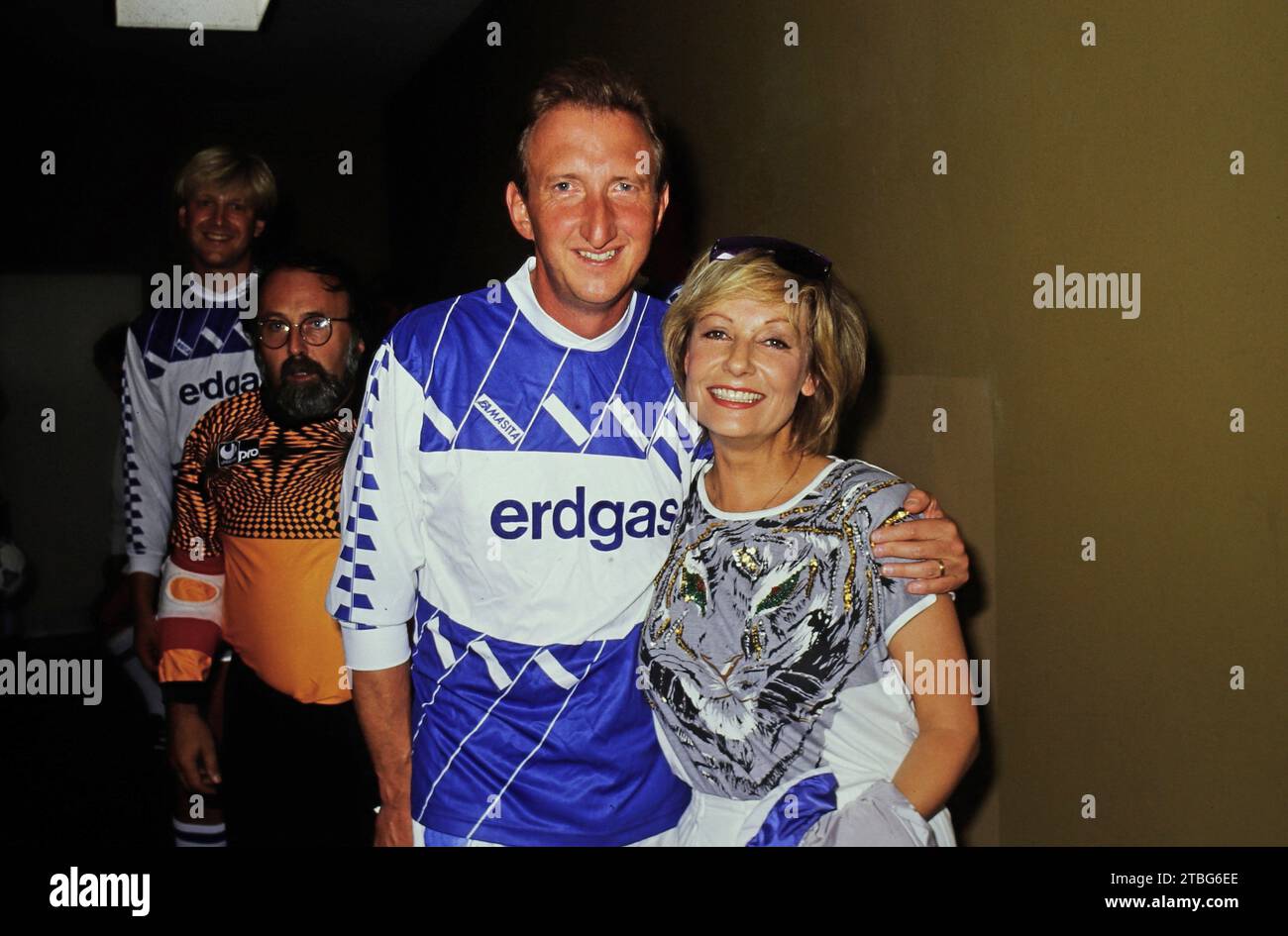 Dagmar Berghoff, deutsche Nachrichtensprecherin, mit Mike Krüger vor einem Benefiz-Fußballspiel in Hamburg, Deutschland um 1990. Stockfoto