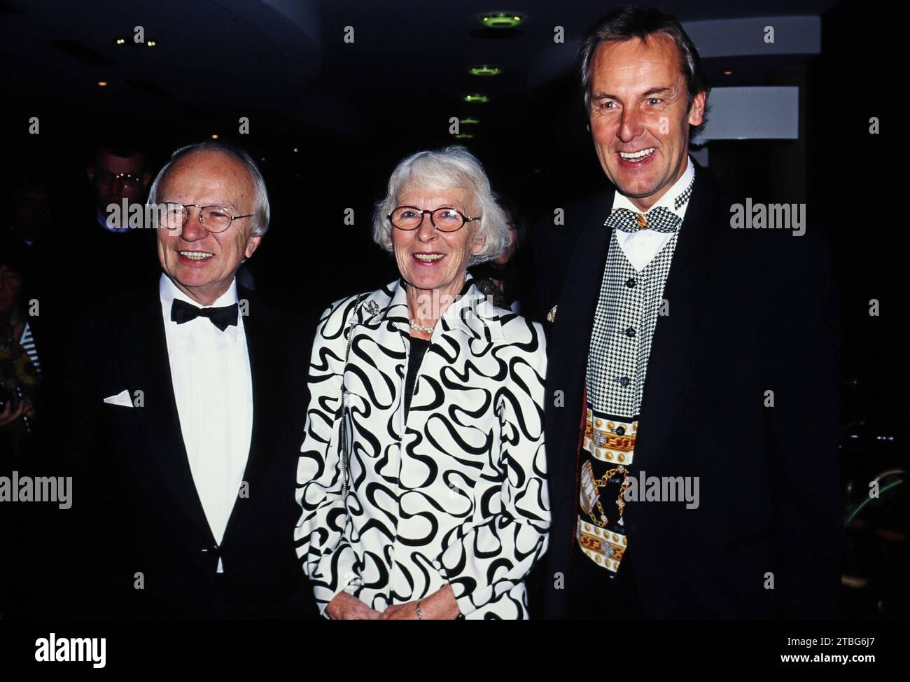 Jörg Wontorra, deutscher Fernsehmoderator und Fernsehproduzent (rechts), mit Ehepaar Friedrich und Gisela, Deutschland um 1998. Stockfoto