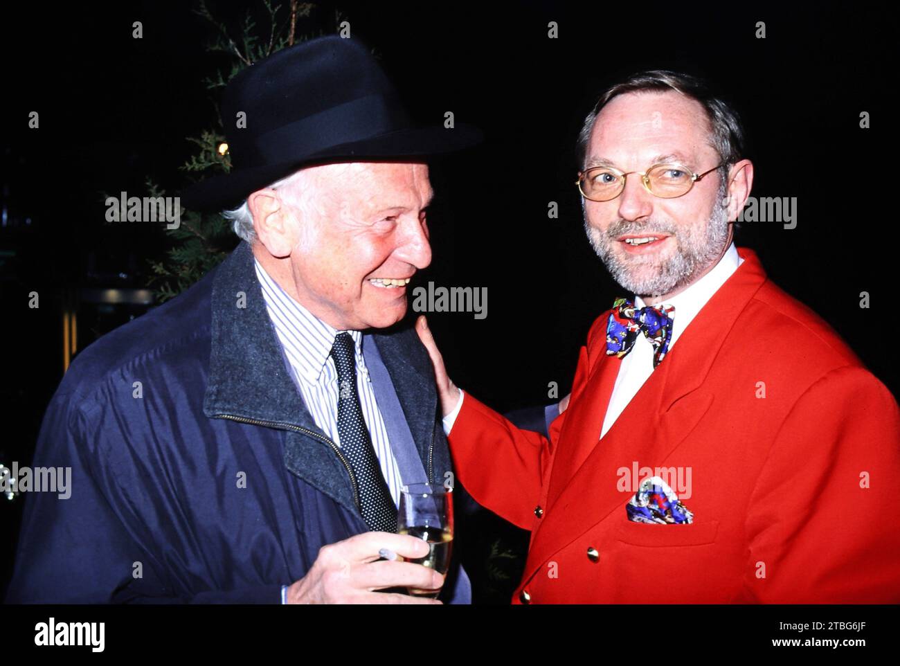 Der bekannte Gastronom Hans-Peter Wodarz feiert 50. Geburtstag am 28. März 1998, hier mit Geburtstagsgast Journalist Dieter Kronzucker. Stockfoto