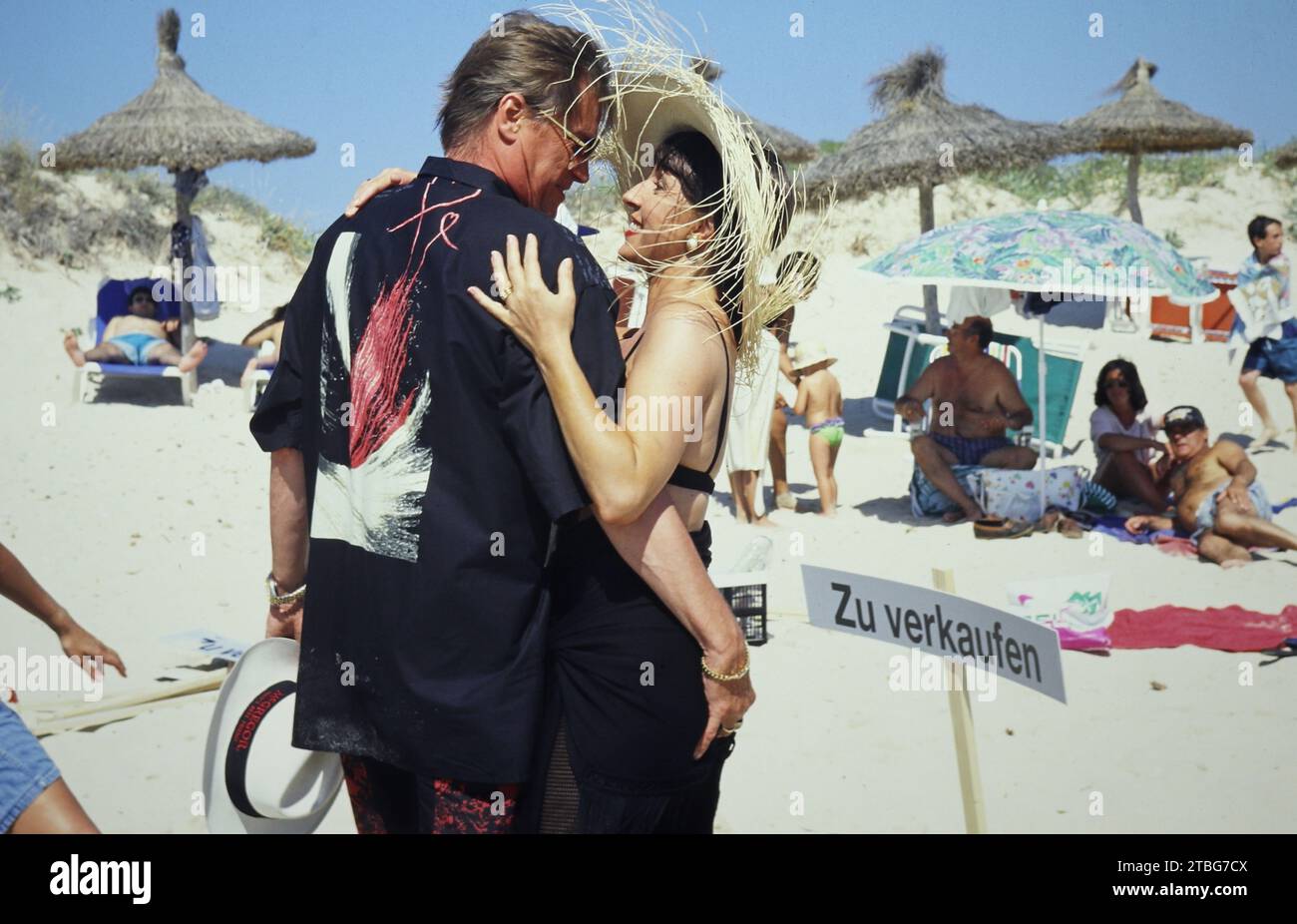 Hildegard Hilde Krekel, deutsche Schauspielerin, Hörspiel- und Synchronsprecherin, mit Kollegen Jochen Busse in einem Sketch am Strand, Deutschland um 1994. Stockfoto