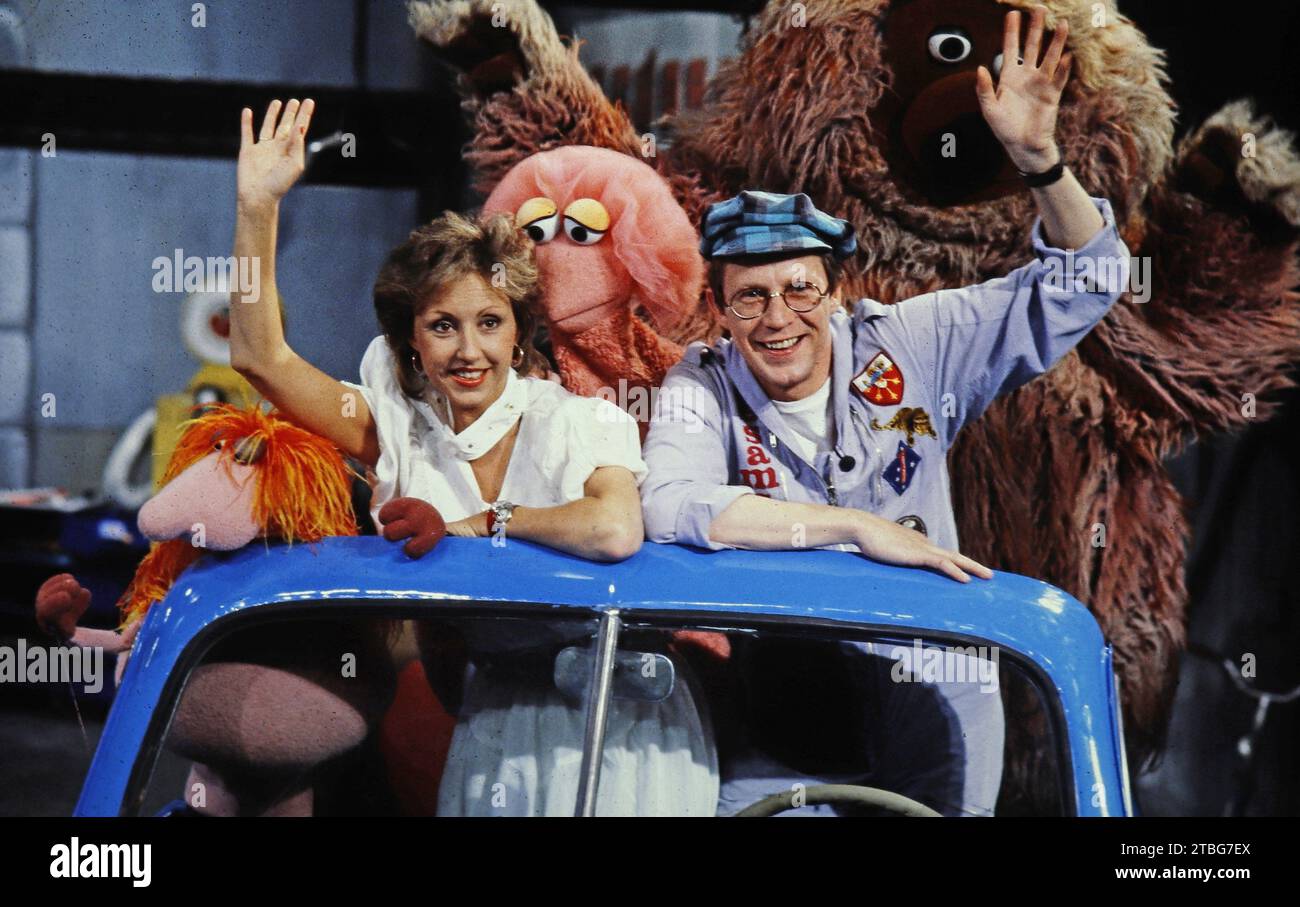 Hildegard Krekel und Gernot Endemann, deutscher Schauspieler, Synchron- und Hörspielsprecher, als Taxifahrer sauer in der deutschen Sesamstraße in Hamburg, Deutschland 1987. Stockfoto