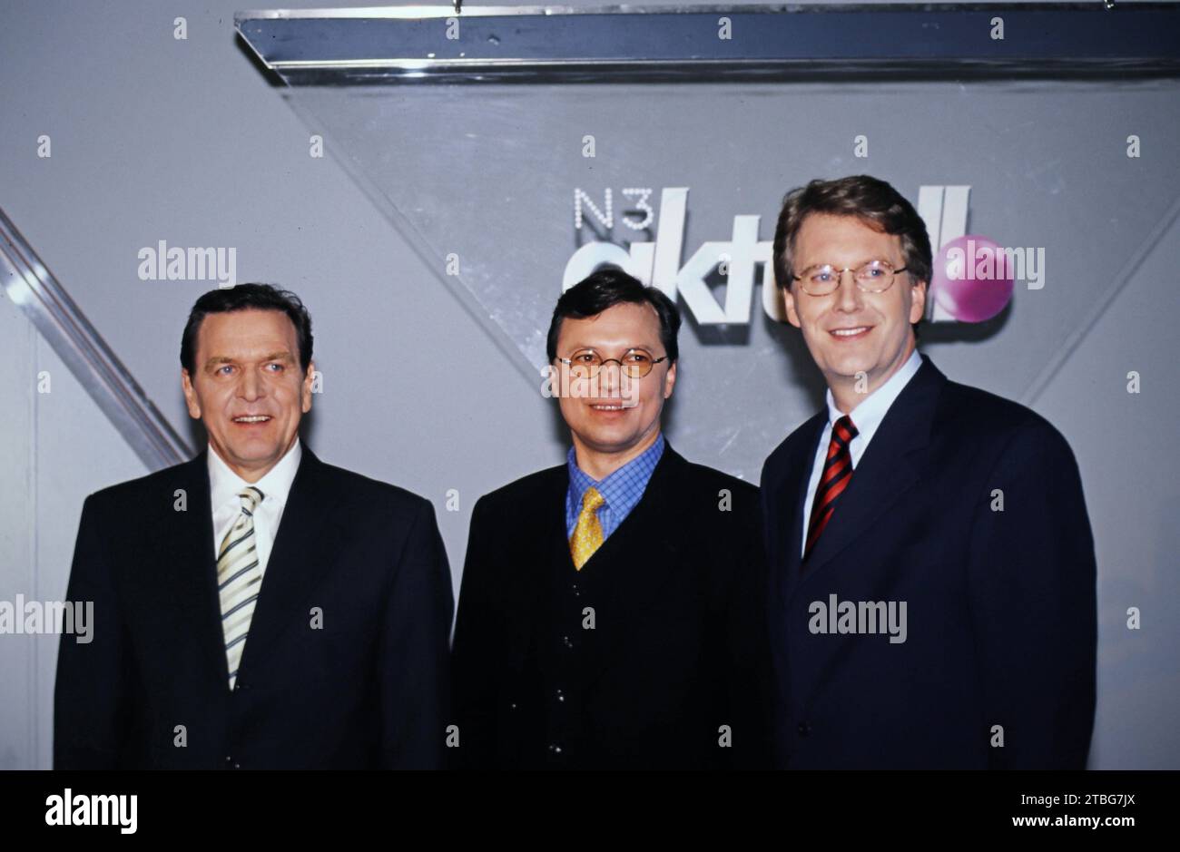 Gerhard Schröder (links) und Christian Wulff, deutsche Politiker, dazwischen Moderator Volker Herres, Deutschland um 1998. Stockfoto