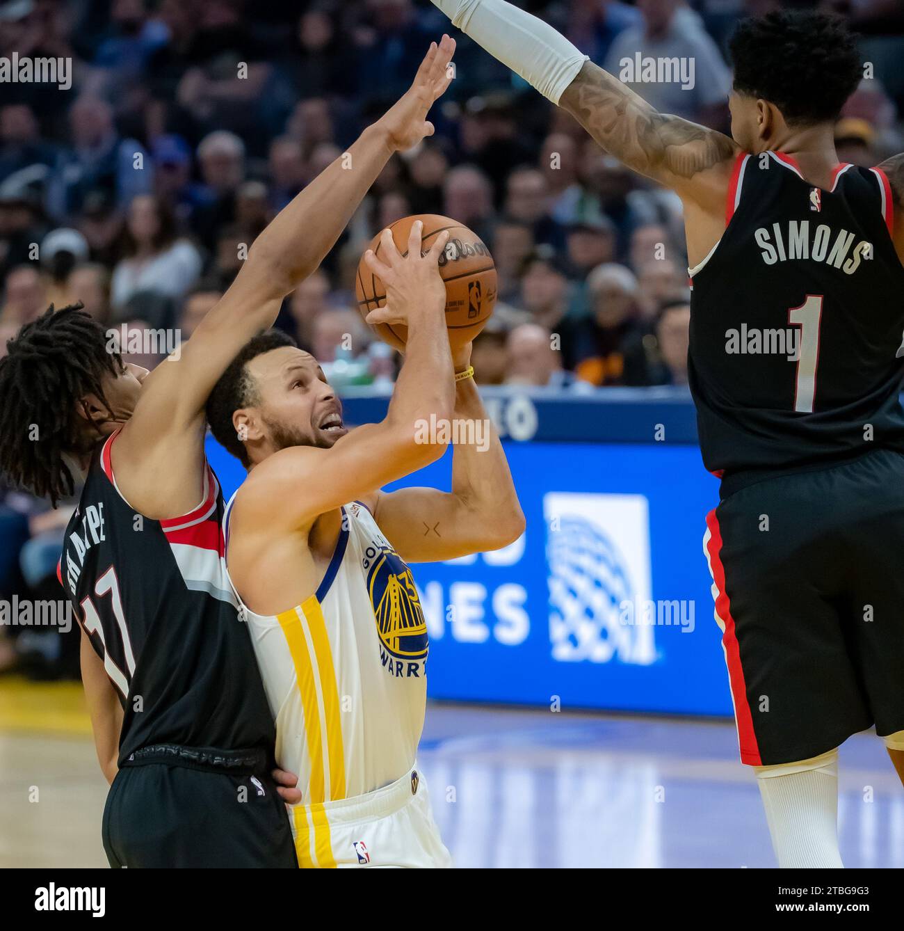San Francisco, USA. Dezember 2023. Stephen Curry (C) von Golden State Warriors schießt den Ball während des NBA-Basketballspiels gegen Portland Trail Blazers in San Francisco (USA) am 6. Dezember 2023. Quelle: Dong Xudong/Xinhua/Alamy Live News Stockfoto