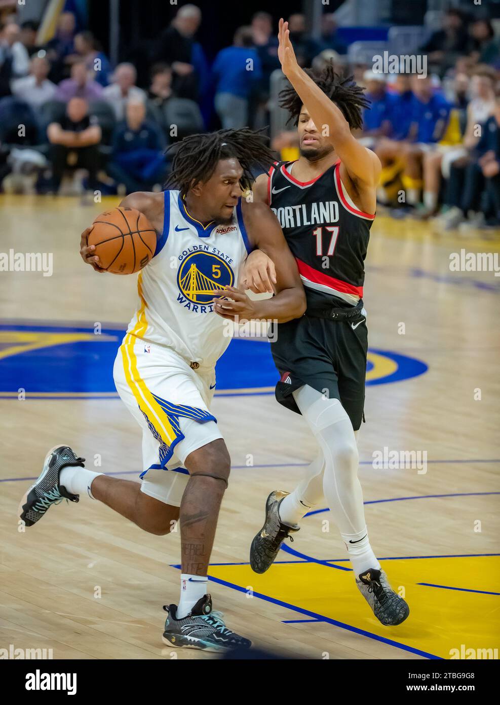 San Francisco, USA. Dezember 2023. Kevon Looney (L) von Golden State Warriors fährt den Ball während des NBA-Basketballspiels gegen Portland Trail Blazers in San Francisco, USA, am 6. Dezember 2023. Quelle: Dong Xudong/Xinhua/Alamy Live News Stockfoto