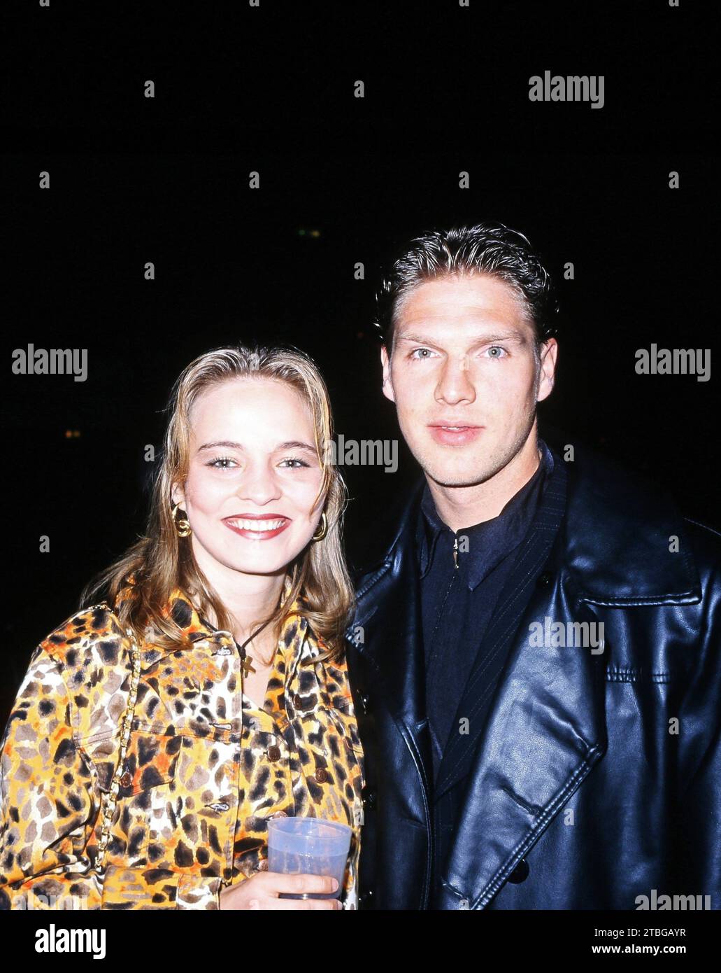 Deutsche Boxerin Regina Halmich mit Fußballspieler Martin Driller, Deutschland um 1997. Stockfoto