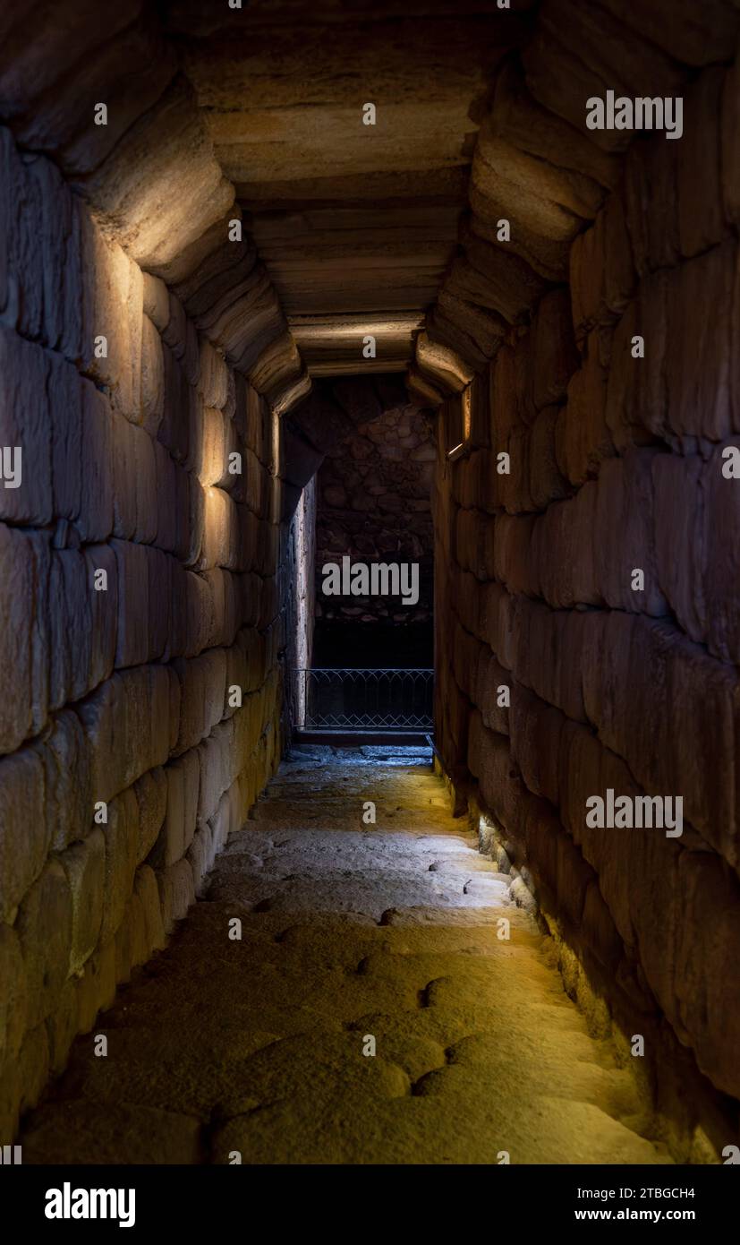 Flur aus Steinblöcken und gewölbter Decke führt zur römischen Zisterne in der maurischen Alcazaba Alcazaba. Merida, Extremadura. Spanien. Stockfoto