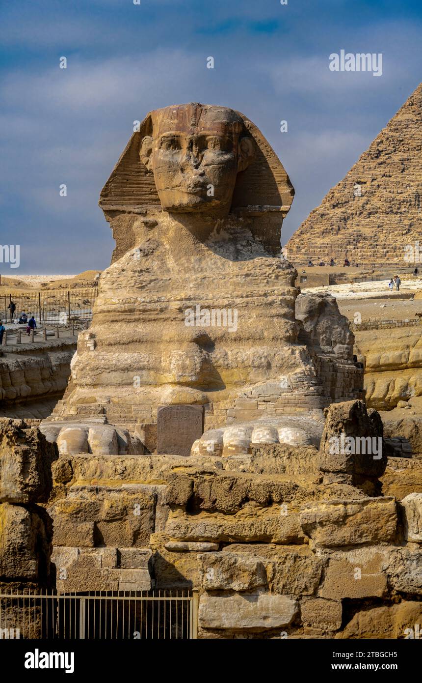 Große Sphinx und Pyramide von Khafre, Gizeh, Ägypten Stockfoto