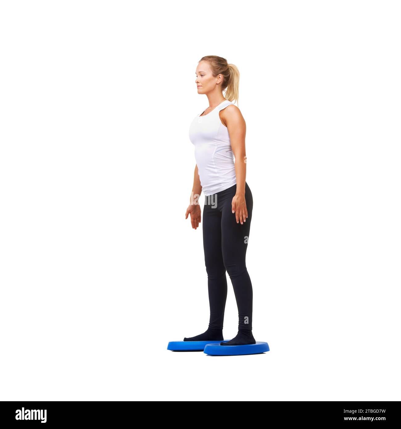 Balance, Bewegung und Training mit Frau auf Diskette im Studio für Workout, Achtsamkeit oder Gesundheit. Wellness, Herausforderung und Fitness mit Person auf weiß Stockfoto