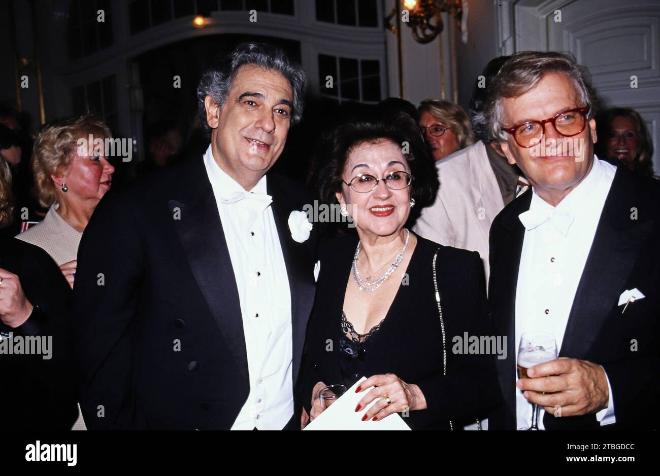 Star-Tenor Placido Domingo mit Ehefrau Marta und Pianist Justus Frantz, bei einer festlichen Veranstaltung, um 1998. Stockfoto