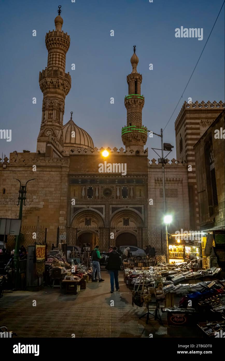 Bab al-Muzayinīn (Tor der Barber), Al-Azhar Universität und Moschee in der Abenddämmerung, altes Kairo, Ägypten Stockfoto