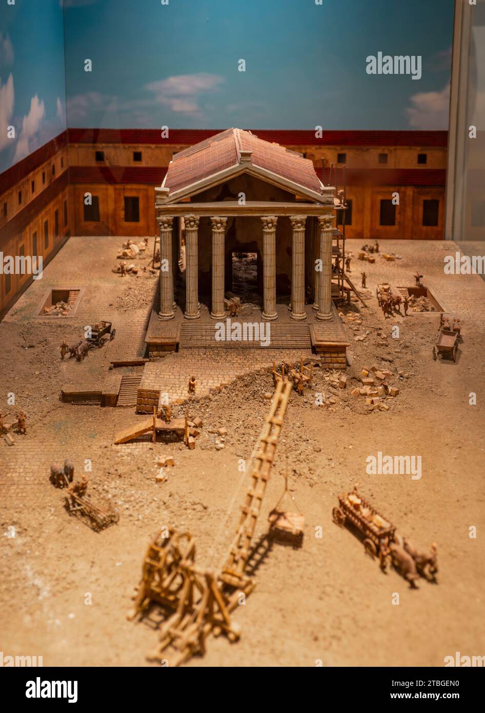 Modell des römischen Tempels von Diana mit Marmorsäulen und Gesimsen im korinthischen Stil und dem Palast des Grafen von Corbos mit römischen Bauleuten und Anim Stockfoto