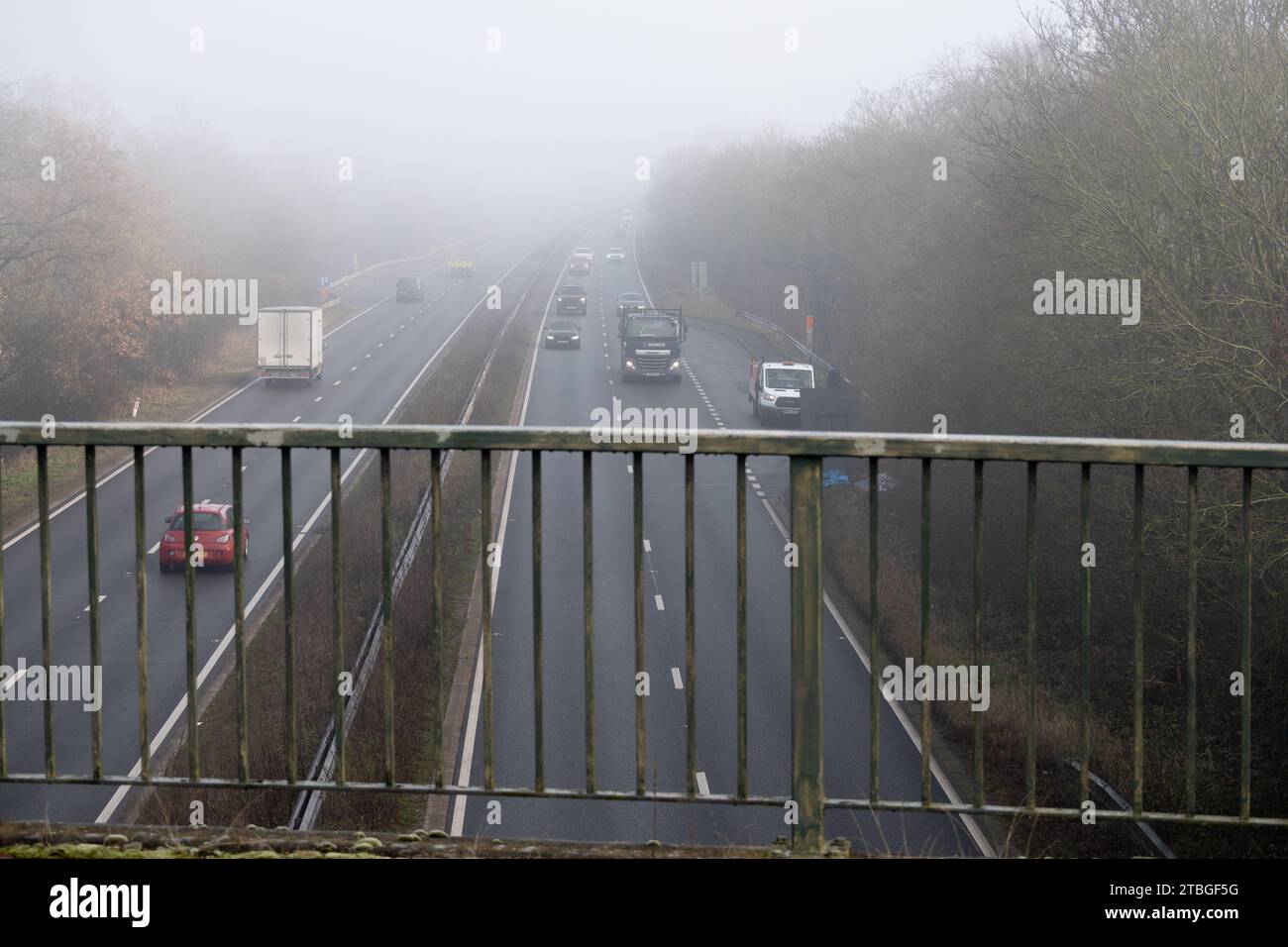 A46 Straße im Winternebel, Warwick, Warwickshire, Großbritannien Stockfoto