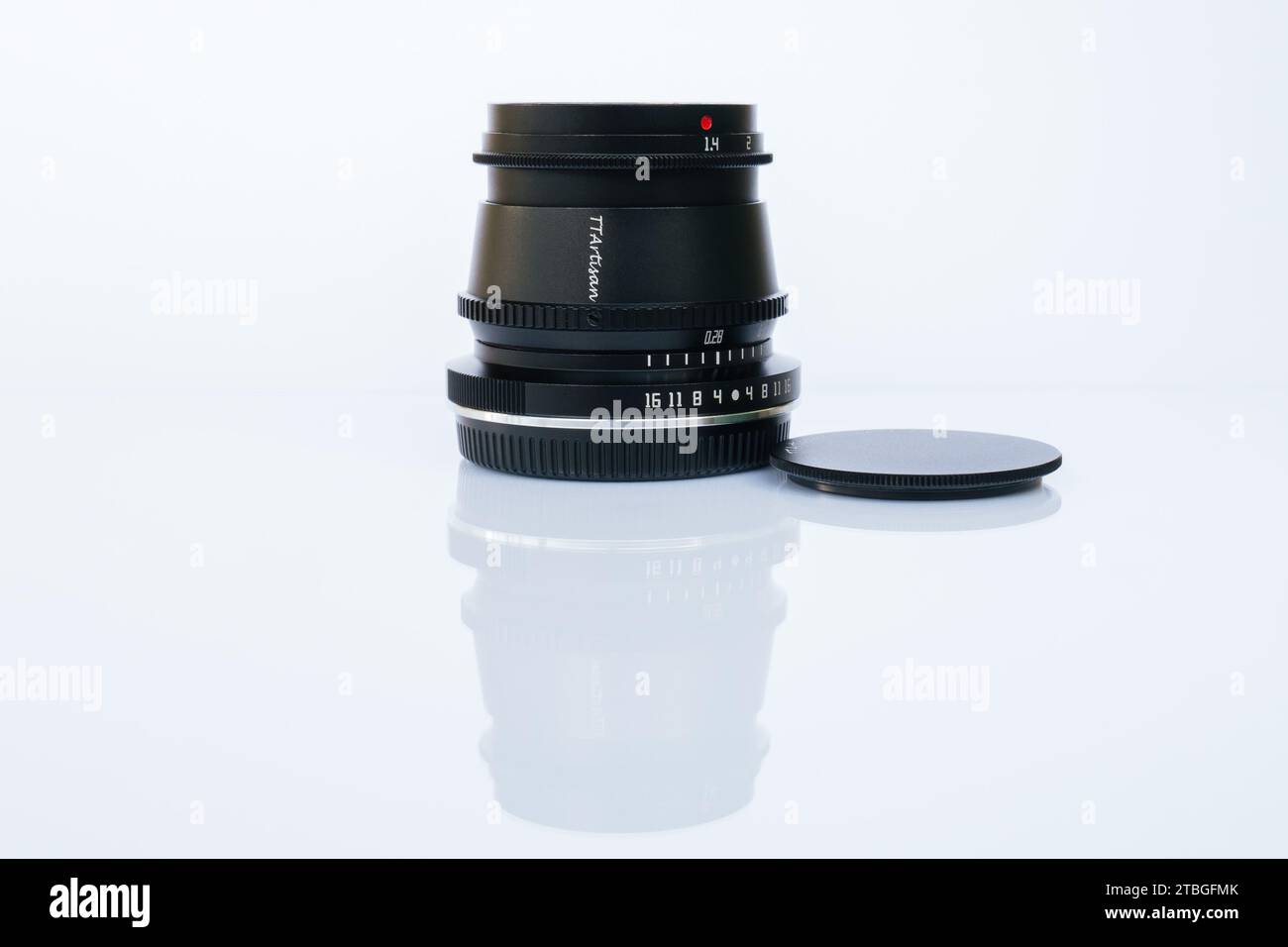 TT Artisan Objektiv mit manuellem Fokus mit einer Brennweite von 35 mm und einer maximalen Blende von 1,4 auf weißem, aufrechtem Hintergrund mit Reflexion Stockfoto