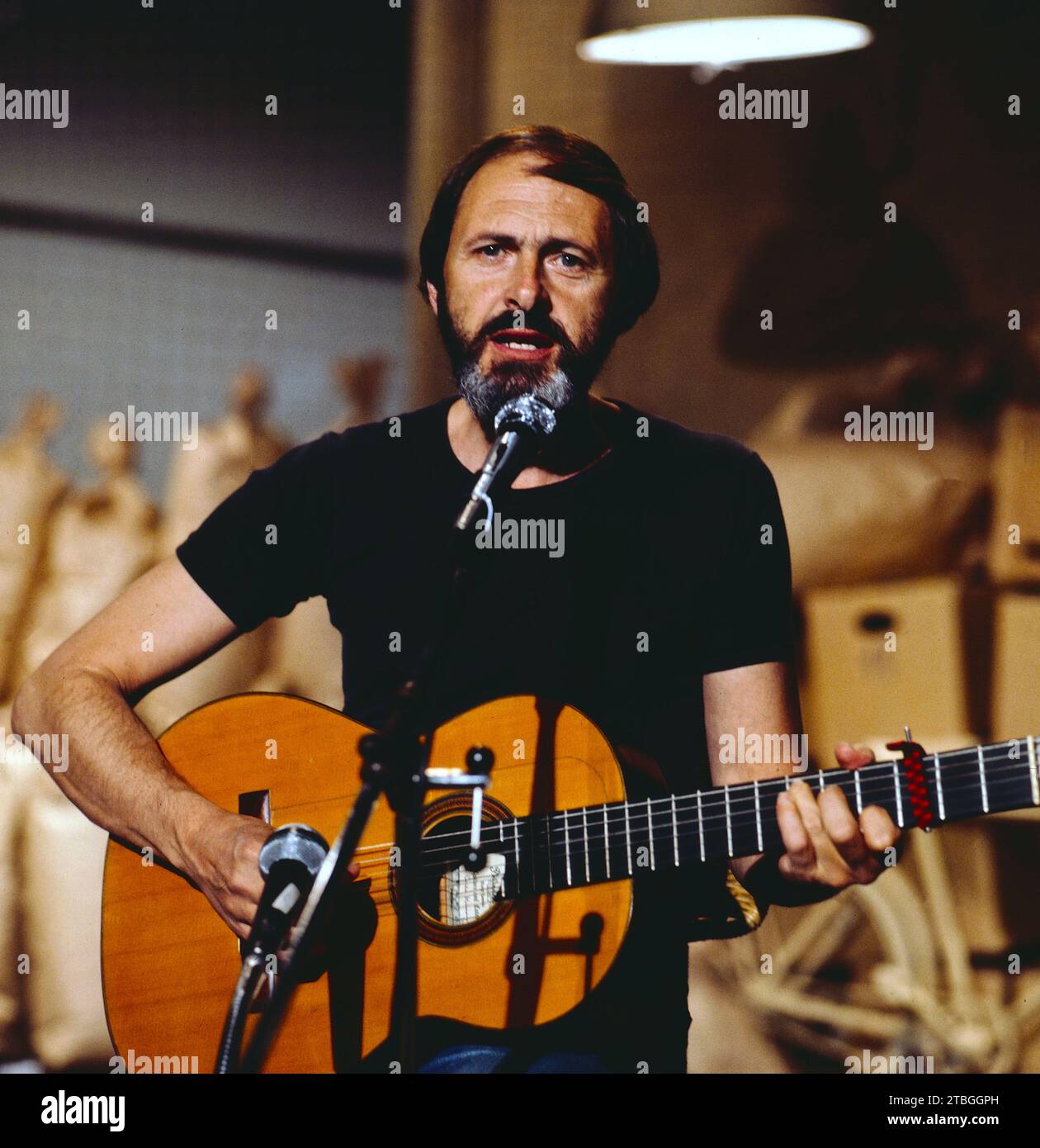 Don Paulin, alias Don Paulin Salkowitz, amerikanischer Folk Sänger, TV Auftritt, 1978. Don Paulin, richtiger Name: Don Paulin Salkowitz, US-amerikanischer Folk-Sänger, TV-Aufführung, 1978. Stockfoto